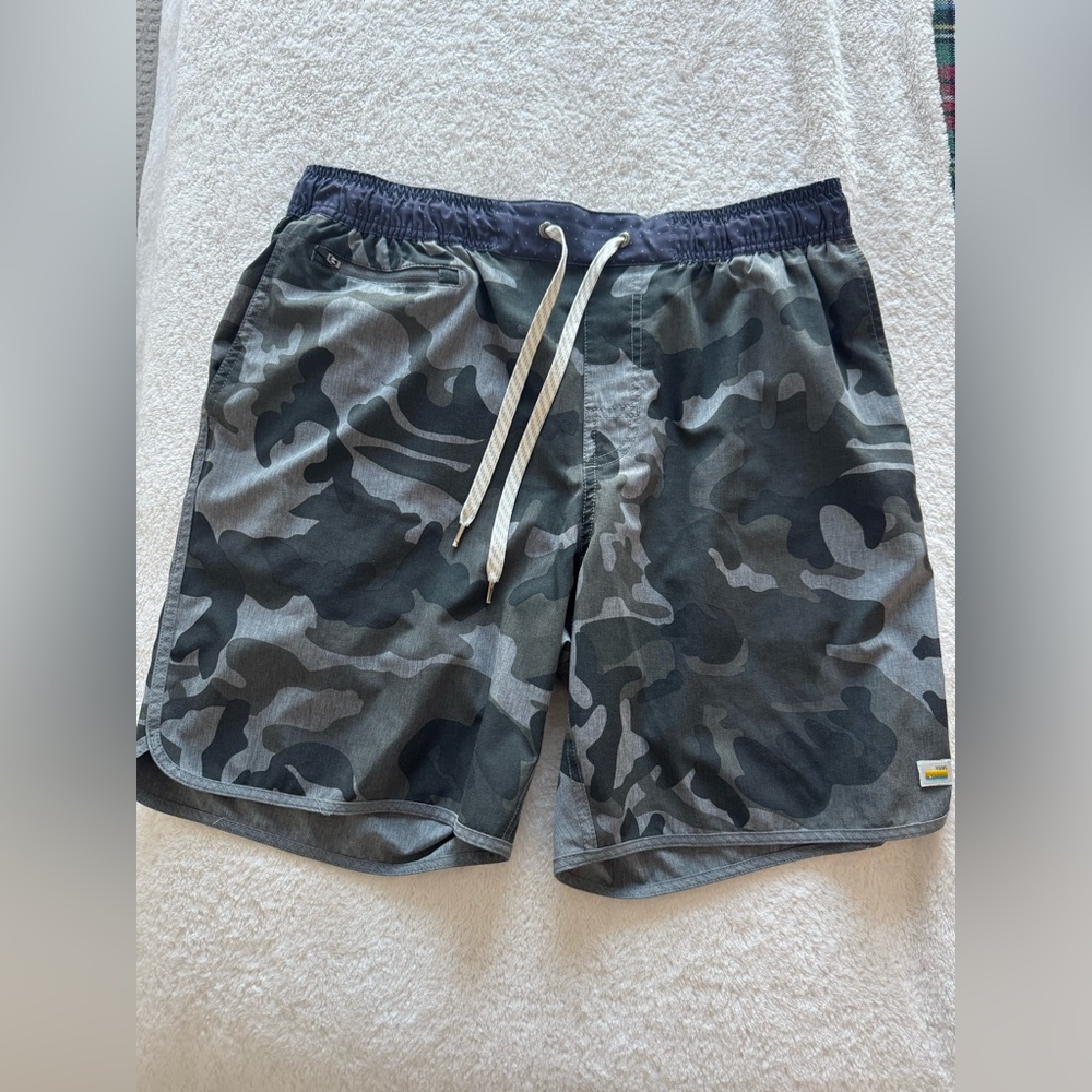 Vuori Banks Camo Shorts Men’s Large 7in Inseam